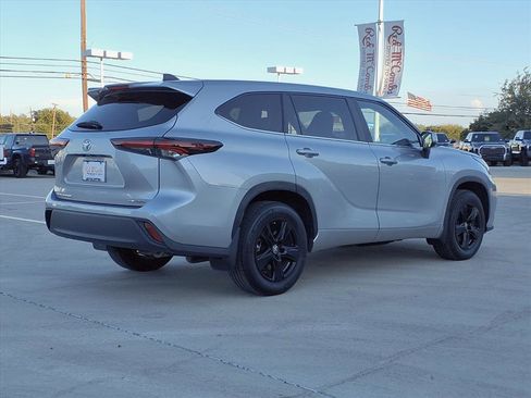 Used 2024 Toyota Highlander LE image 5