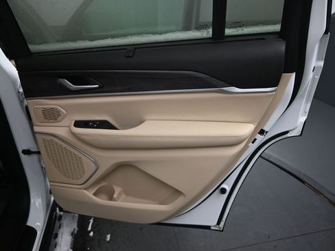 Used 2024 Jeep Grand Cherokee L Limited w/ Luxury Tech Group II image 17