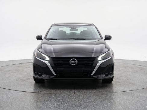 Used 2025 Nissan Altima 2.5 SV FWD image 2