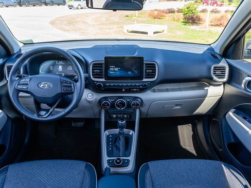 Used 2025 Hyundai Venue Limited FWD image 24