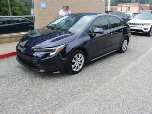 Used 2023 Toyota Corolla LE FWD image 3