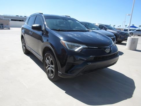 Used 2018 Toyota RAV4 LE FWD image 2