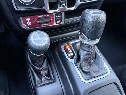 Used 2021 Jeep Wrangler Unlimited Rubicon w/ Xtreme Recon 35" Tire Package image 18