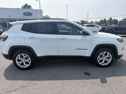 Used 2024 Jeep Compass Latitude AWD/4WD image 2