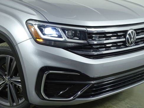 Used 2020 Volkswagen Atlas Cross Sport SE w/ Towing Package image 41