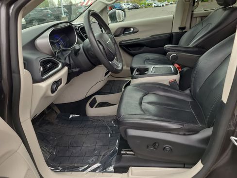 Used 2022 Chrysler Pacifica Touring-L image 19