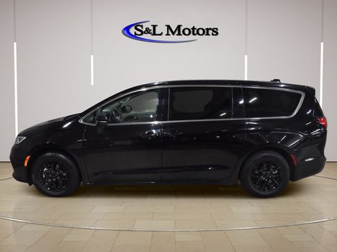 Certified 2024 Chrysler Pacifica Touring-L FWD image 4