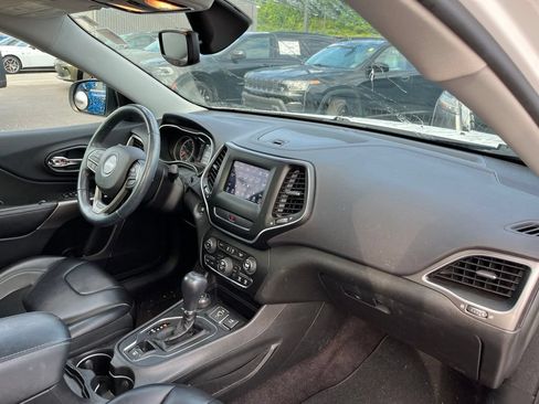 Used 2019 Jeep Cherokee Latitude Plus w/ Comfort/Convenience Group AWD/4WD image 11