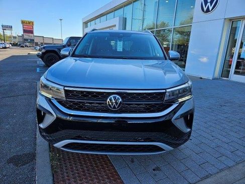 New 2024 Volkswagen Taos SE image 2
