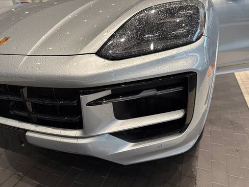 Used 2025 Porsche Cayenne AWD/4WD image 20