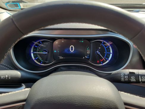 Used 2024 Chrysler Pacifica Select image 26