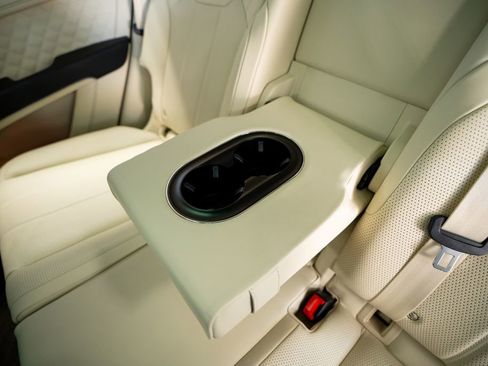 Used 2021 Bentley Bentayga Plug-In Hybrid AWD/4WD image 51