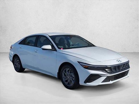 Certified 2026 Hyundai Elantra Hybrid FWD image 7