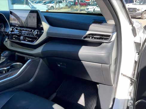 Used 2022 Toyota Highlander Platinum image 18