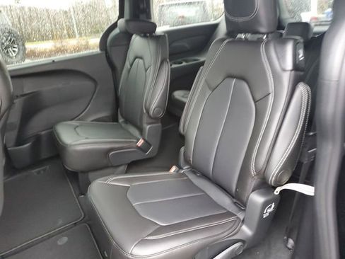 New 2026 Chrysler Pacifica Select image 14
