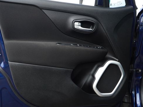 Used 2018 Jeep Renegade Latitude FWD image 20