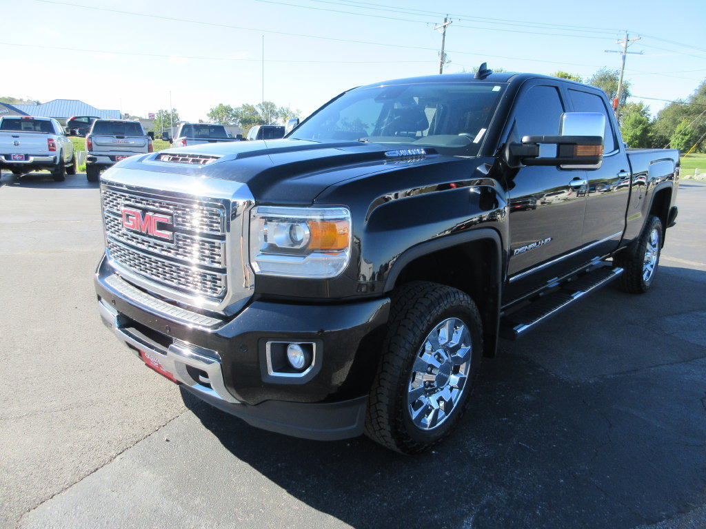 Used 2019 GMC Sierra 2500 Denali w/ Duramax Plus Package AWD/4WD image 11