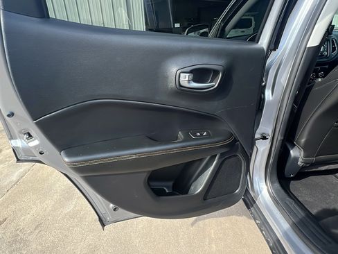 Used 2018 Jeep Compass Latitude w/ Cold Weather Group AWD/4WD image 15