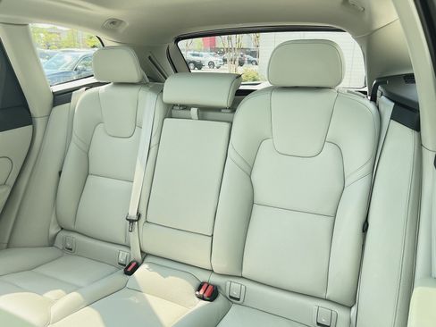 Certified 2023 Volvo XC60 B5 Plus w/ Climate Package AWD/4WD image 33