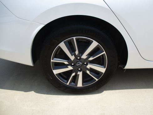 Used 2025 Nissan Versa SV FWD image 11