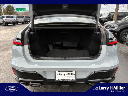 Used 2025 BMW 760i xDrive w/ Premium Package image 34