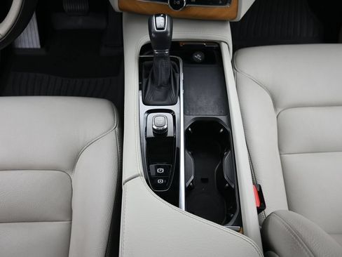 Used 2022 Volvo XC90 T6 Momentum w/ Advanced Package AWD/4WD image 14