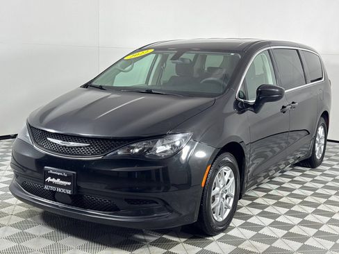 Used 2022 Chrysler Voyager LX image 11