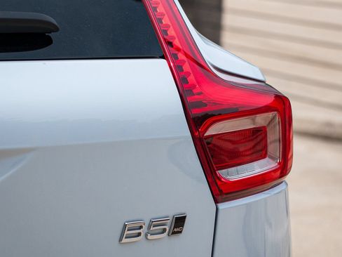 Certified 2024 Volvo XC40 B5 Core AWD/4WD image 5