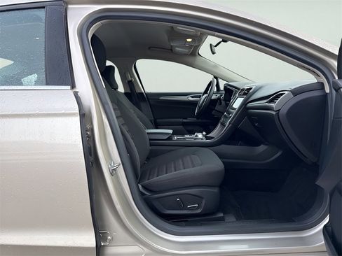 Used 2017 Ford Fusion SE w/ Fusion SE Technology Package image 10