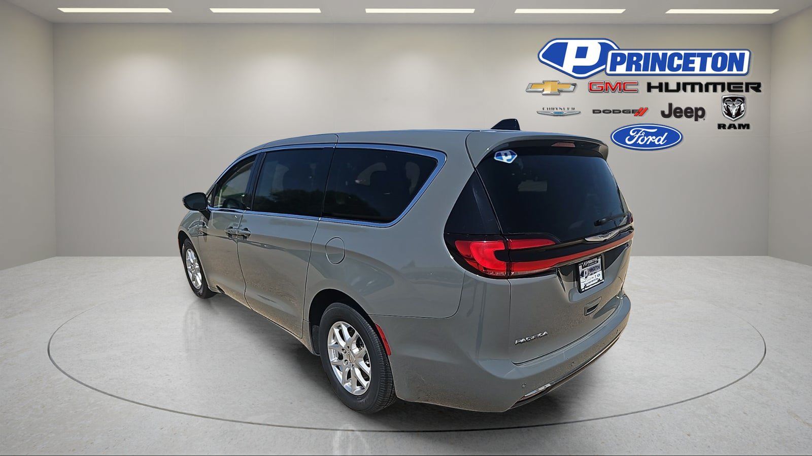 Used 2023 Chrysler Pacifica Touring-L FWD image 5