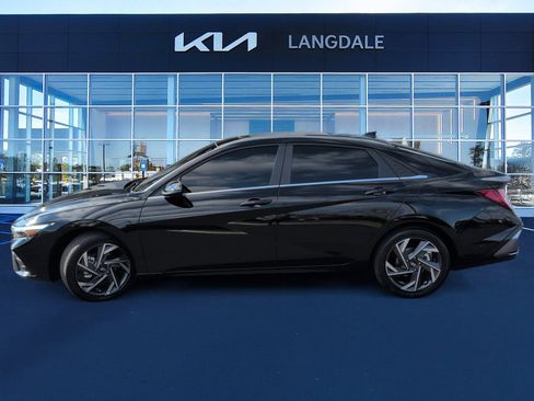 Used 2025 Hyundai Elantra Limited image 10