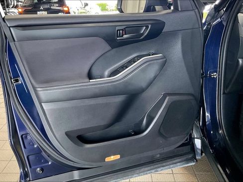 Used 2025 Toyota Highlander LE FWD image 2