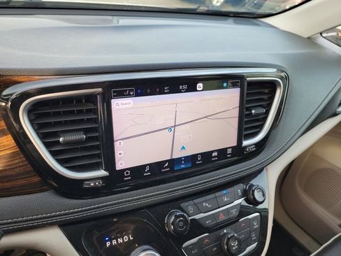 Used 2023 Chrysler Pacifica Limited image 23