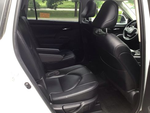 Used 2022 Toyota Highlander XLE AWD/4WD image 29