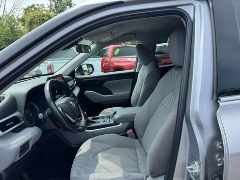 Used 2022 Toyota Highlander LE image 14