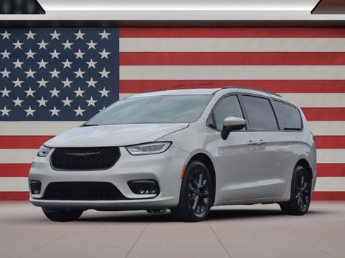 Used 2021 Chrysler Pacifica Touring w/ S Appearance Package FWD image 35
