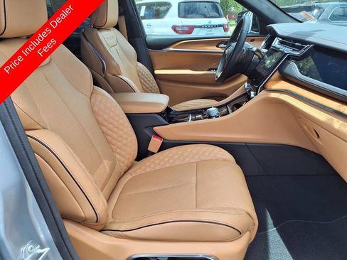Used 2023 Jeep Grand Cherokee Summit AWD/4WD image 12