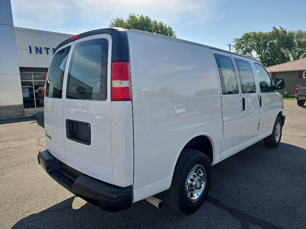 Used 2018 Chevrolet Express 2500 w/ Driver Convenience Package RWD image 6