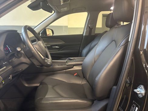 Used 2025 Toyota Grand Highlander XLE image 38