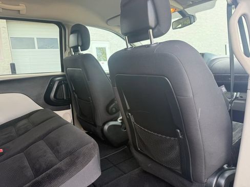 Used 2018 Dodge Grand Caravan SE w/ UConnect Hands-Free Group FWD image 45