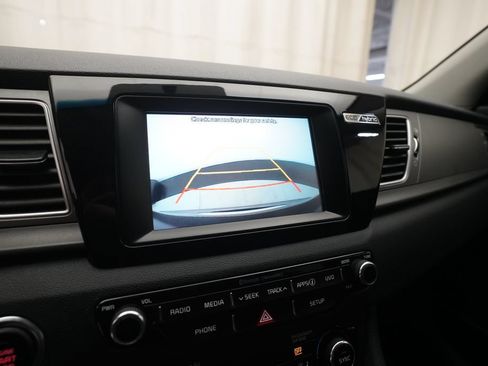 Used 2017 Kia Niro LX FWD image 19