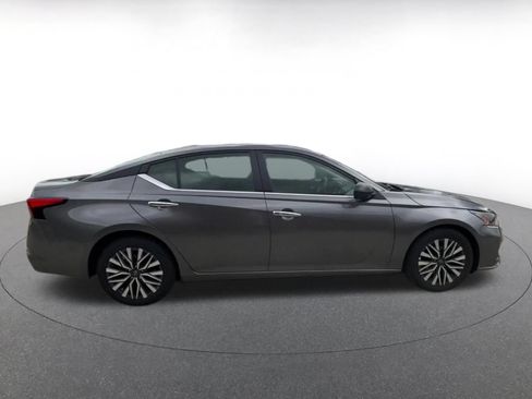 Used 2025 Nissan Altima 2.5 SV FWD image 15