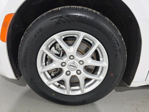 Used 2022 Chrysler Voyager LX image 8