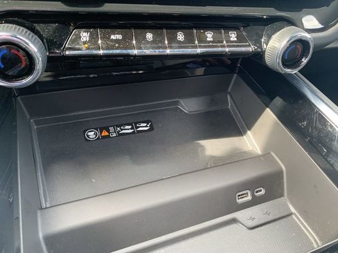 Used 2025 Chevrolet Suburban Premier AWD/4WD image 13
