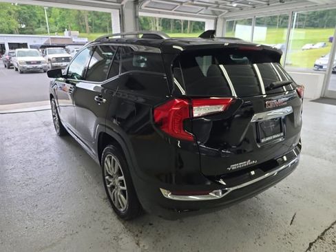 Used 2024 GMC Terrain Denali w/ Denali Premium Package AWD/4WD image 3