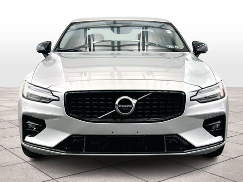 Used 2022 Volvo S60 B5 Momentum w/ Advanced Package image 3