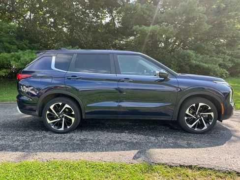Used 2024 Mitsubishi Outlander SE AWD/4WD image 2