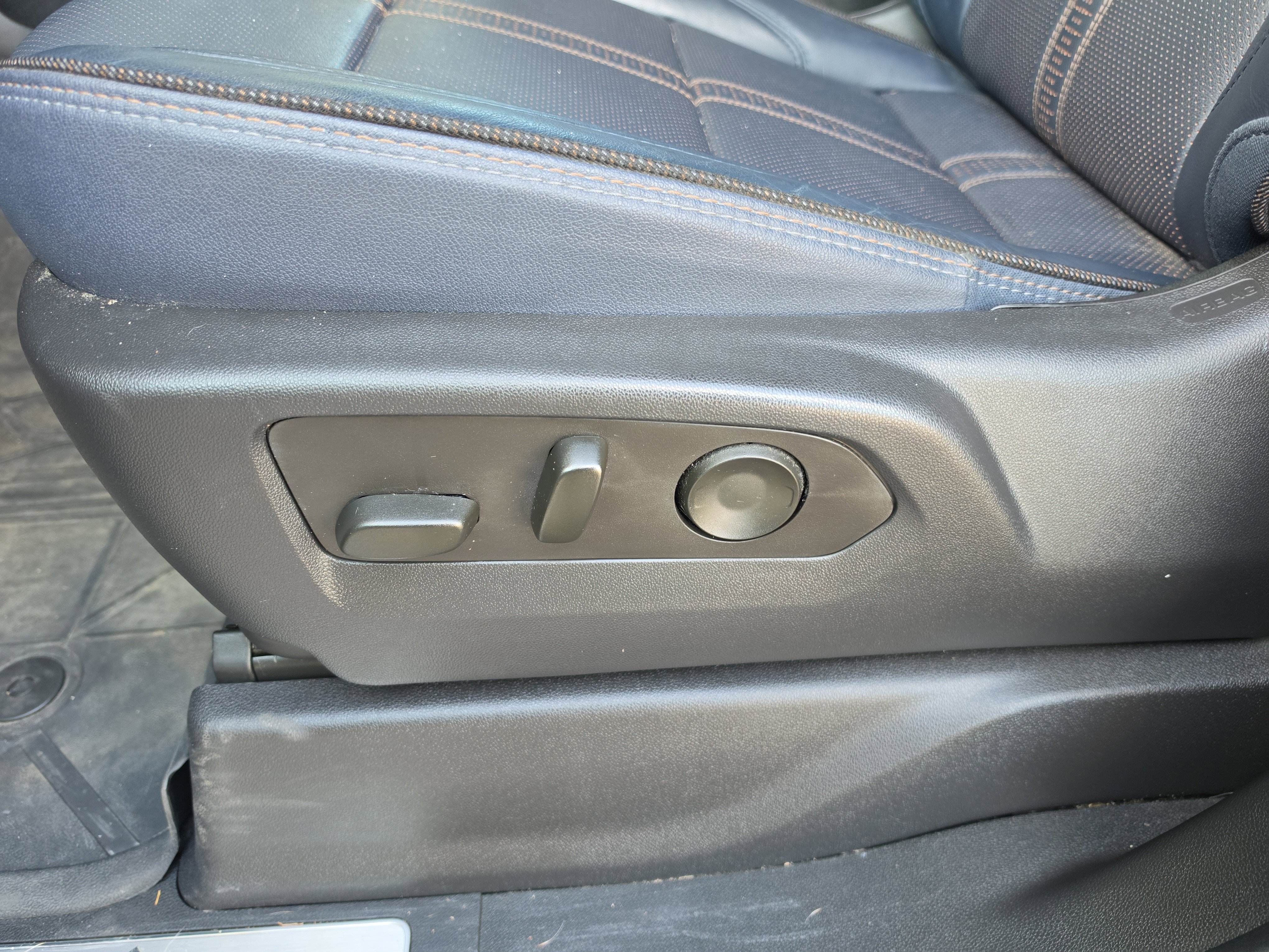 Certified 2023 Chevrolet Silverado 1500 High Country w/ High Country Premium Package AWD/4WD image 15