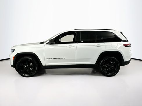 Used 2023 Jeep Grand Cherokee Altitude AWD/4WD image 8