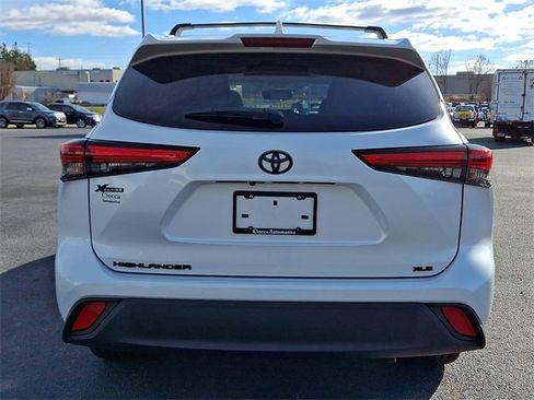Used 2022 Toyota Highlander XLE image 9